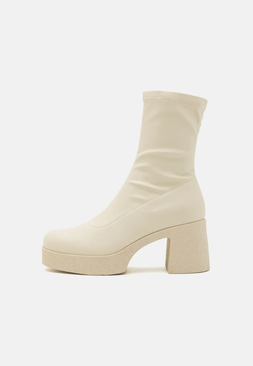 Plateaustiefelette - off-white