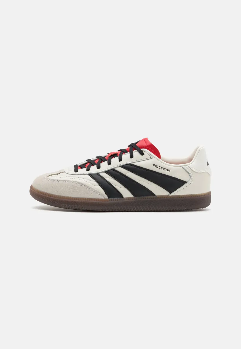 PREDATOR FREESTYLE INDOOR - Indoor-Fußballschuhe - off-white/core black/pure ruby
