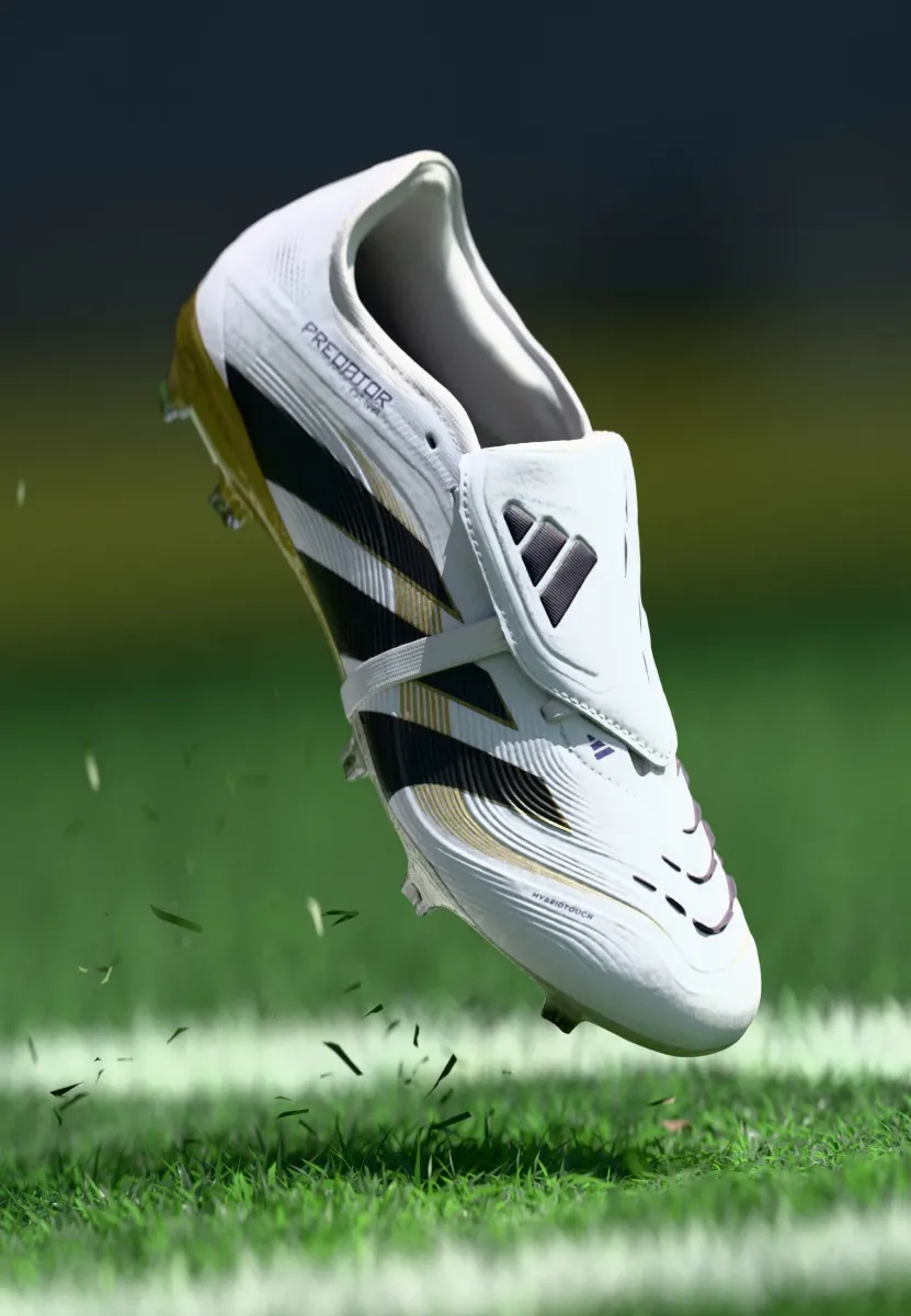 PREDATOR PRO FOLD-OVER TONGUE FIRM GROUND FOOTBALL BOOTS - Fußballschuhe für festen Untergrund - footwear white/core black/gold metallic