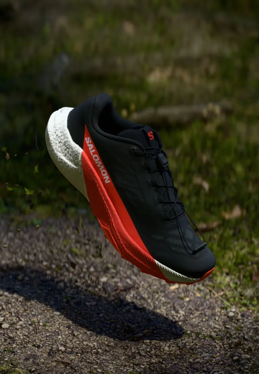 PULSAR - Laufschuh Trail - black/white/cherry tomato