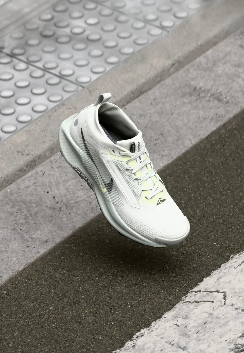 REACTX PEGASUS 5 GTX - Laufschuh Trail - summit white/sequoia/light silver/college grey/barely volt