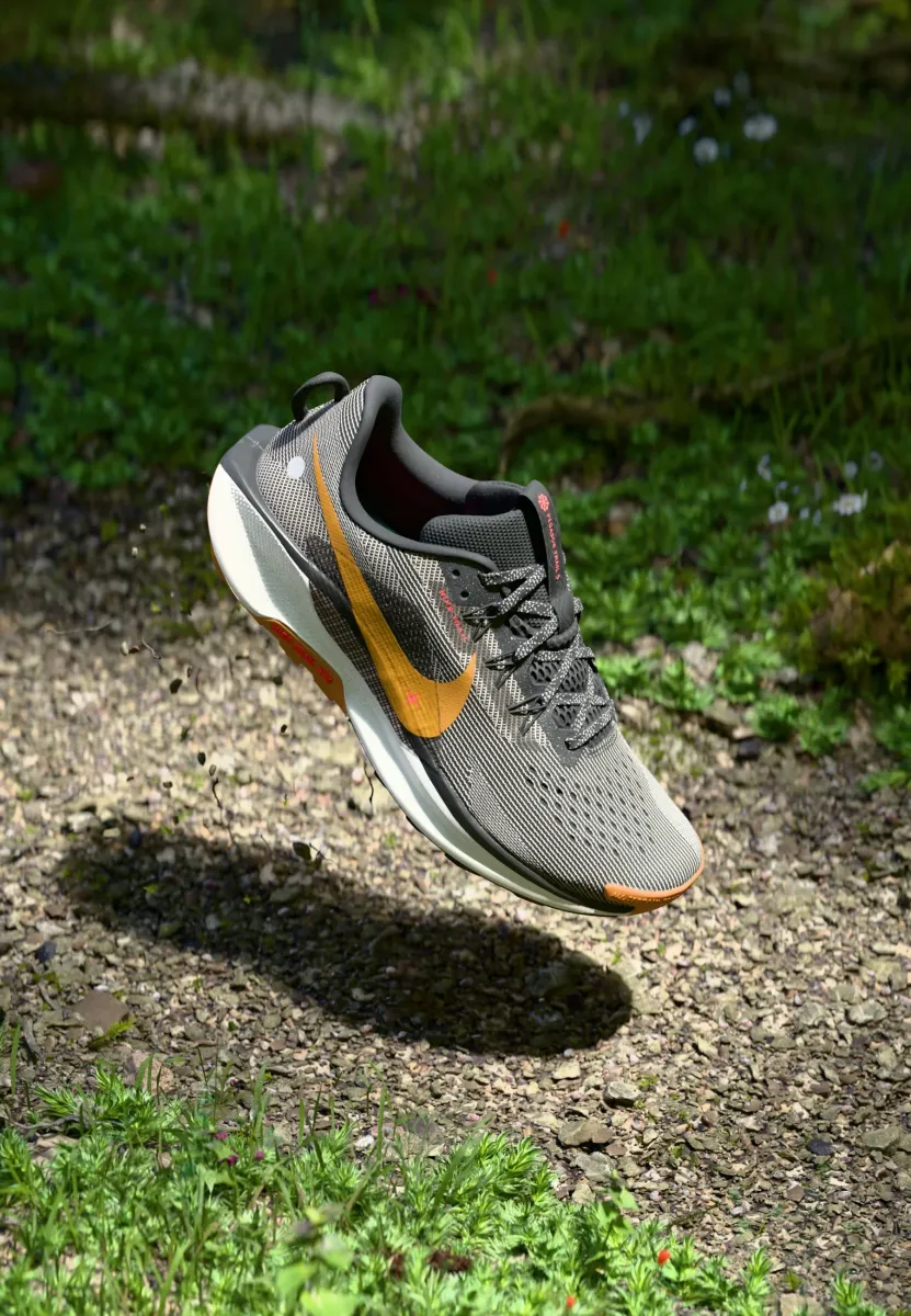 REACTX PEGASUS 5 - Laufschuh Trail - black/desert ochre/fir/college grey/bright crimson