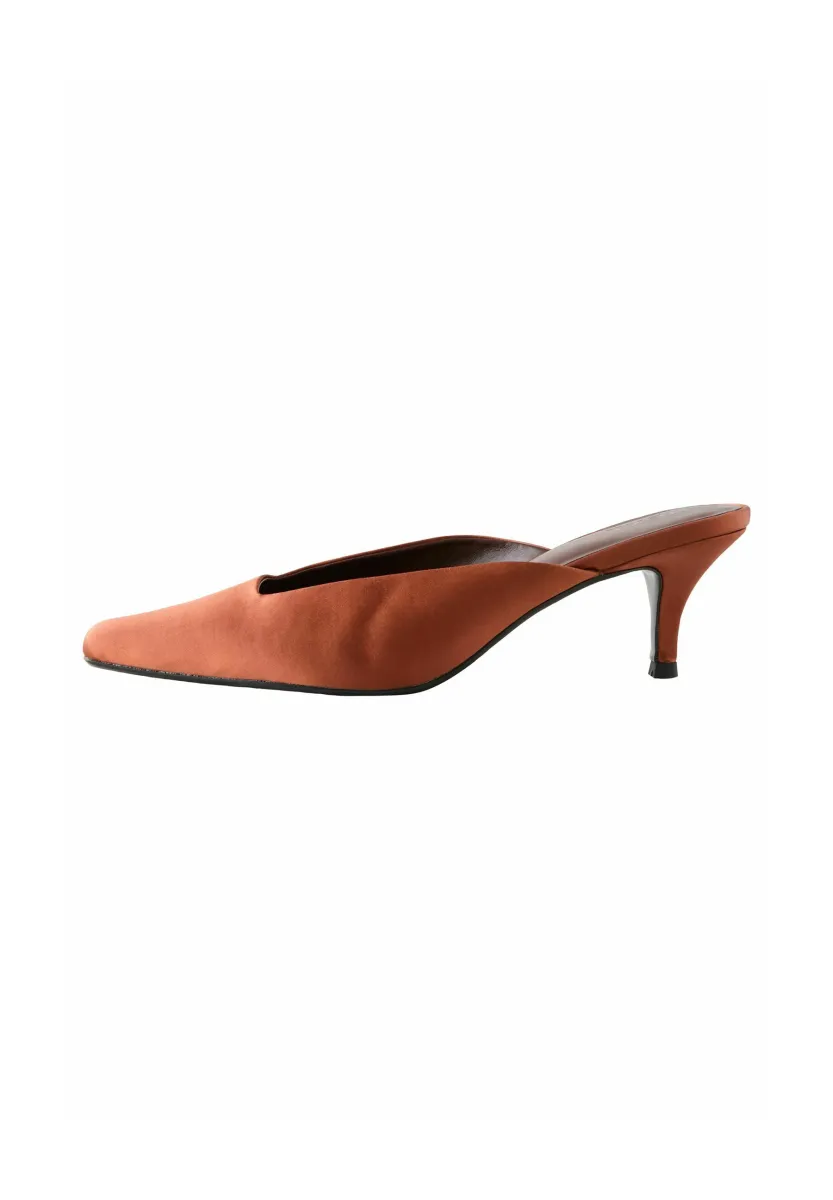 REGULAR FIT - FOREVER COMFORT CHISEL CLOSED TOE - Pantolette hoch - rust brown