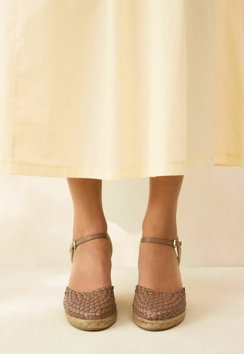 REGULAR FIT - FOREVER COMFORT ROUND TOE WEAVE DETAIL - Keilsandalette - tan brown