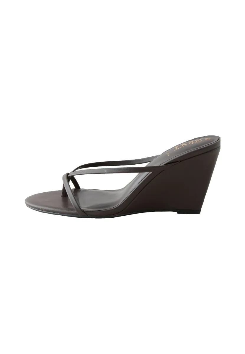 REGULAR FIT - Keilsandalette - chocolate brown