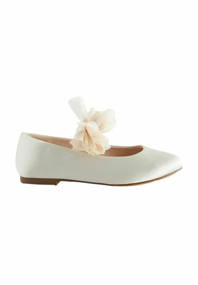 REGULAR FIT - Riemchenballerina - ivory cream bow stain resistant satin