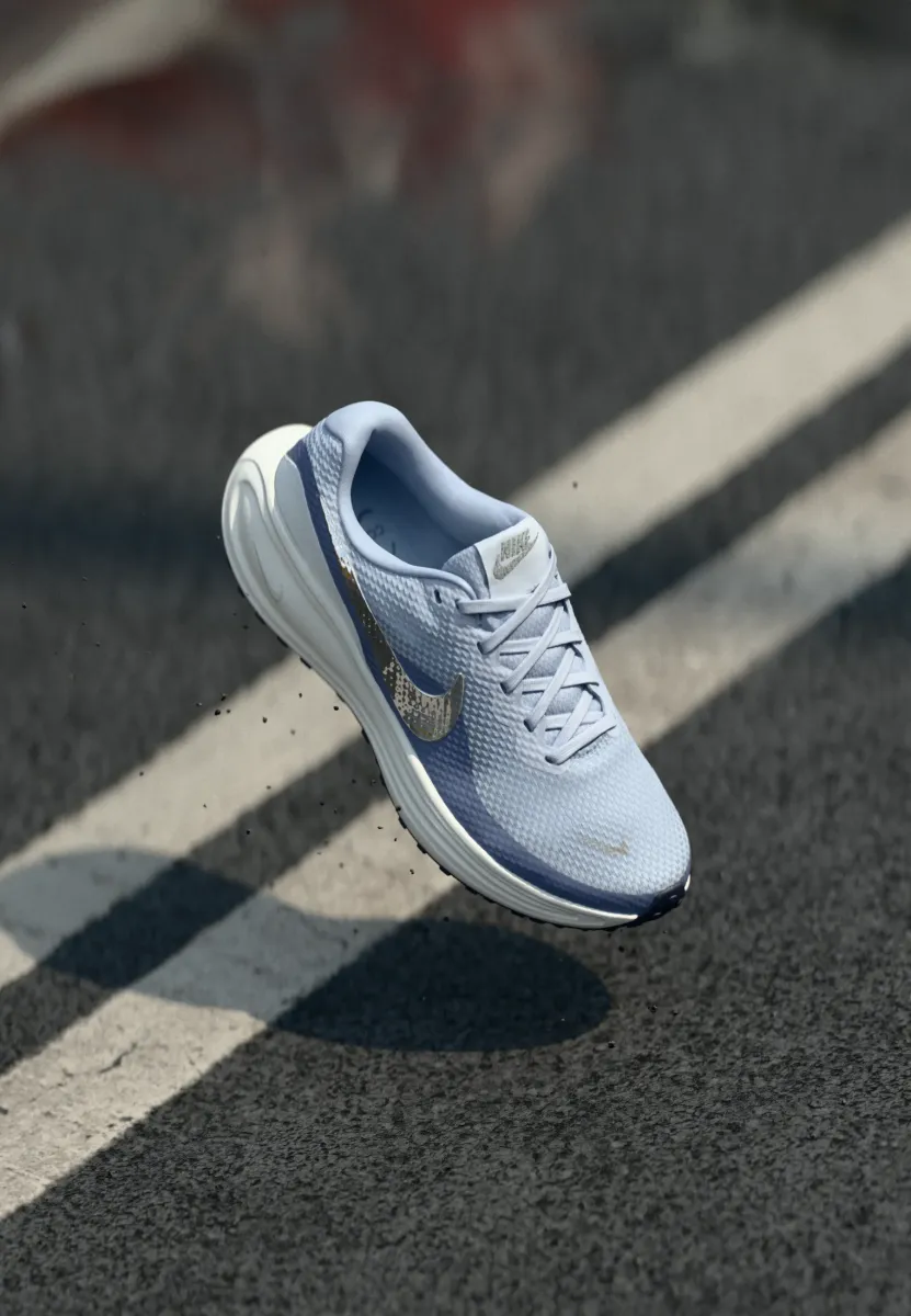REVOLUTION 8 - Laufschuh Straße - ghost/metallic silver-coloured/world indigo/summit white/midnight navy