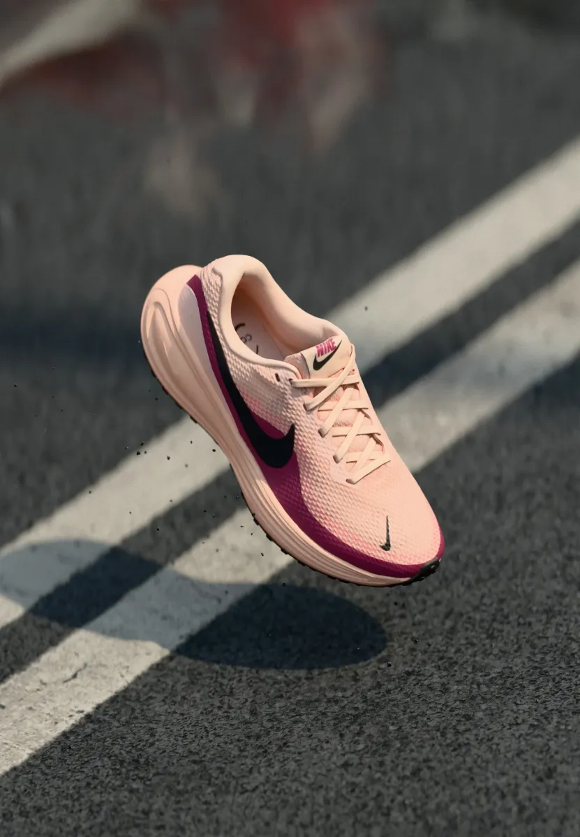 REVOLUTION 8 - Laufschuh Straße - washed coral/black/sweet beet/bright crimson/white