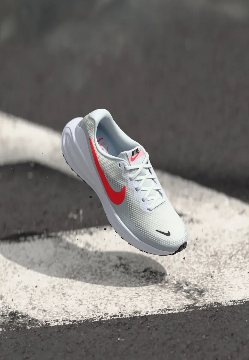 REVOLUTION 8 - Laufschuh Straße - white/bright crimson/pure platinum-coloured/black
