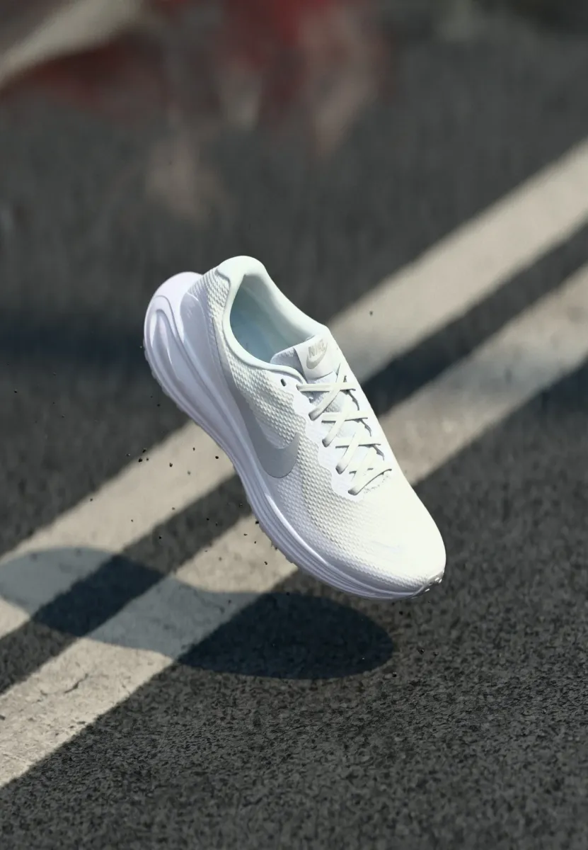 REVOLUTION 8 - Laufschuh Straße - white/pure platinum