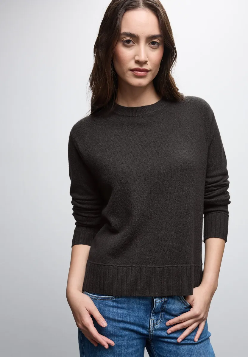 RUNDHALS - Strickpullover - braun