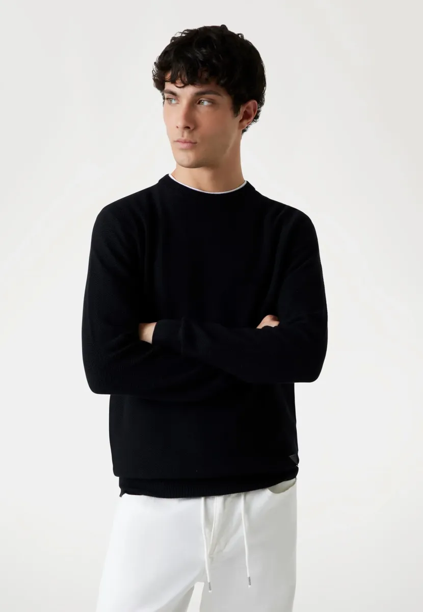 RUNDHALSAUSSCHNITT - Strickpullover - schwarz