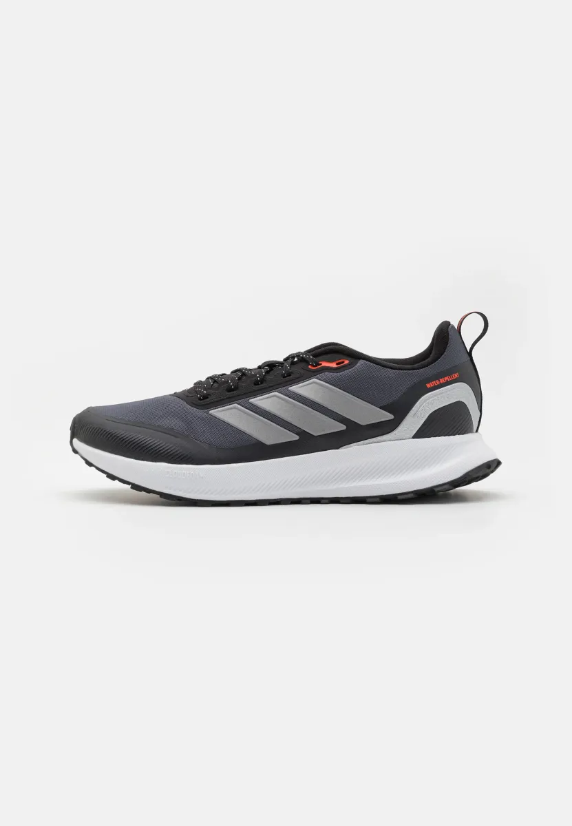 RUNFALCON 5 - Laufschuh Trail - core black/silver metallic/carbon