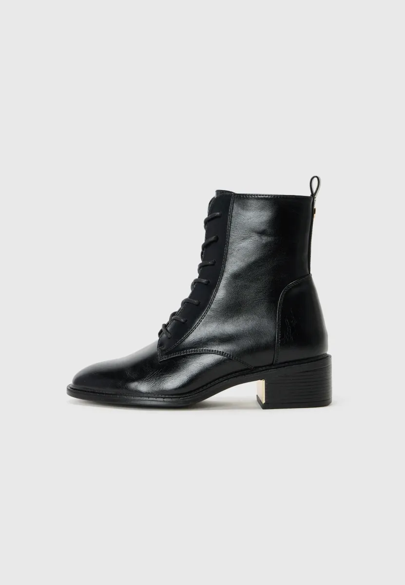 Schnürstiefelette - black