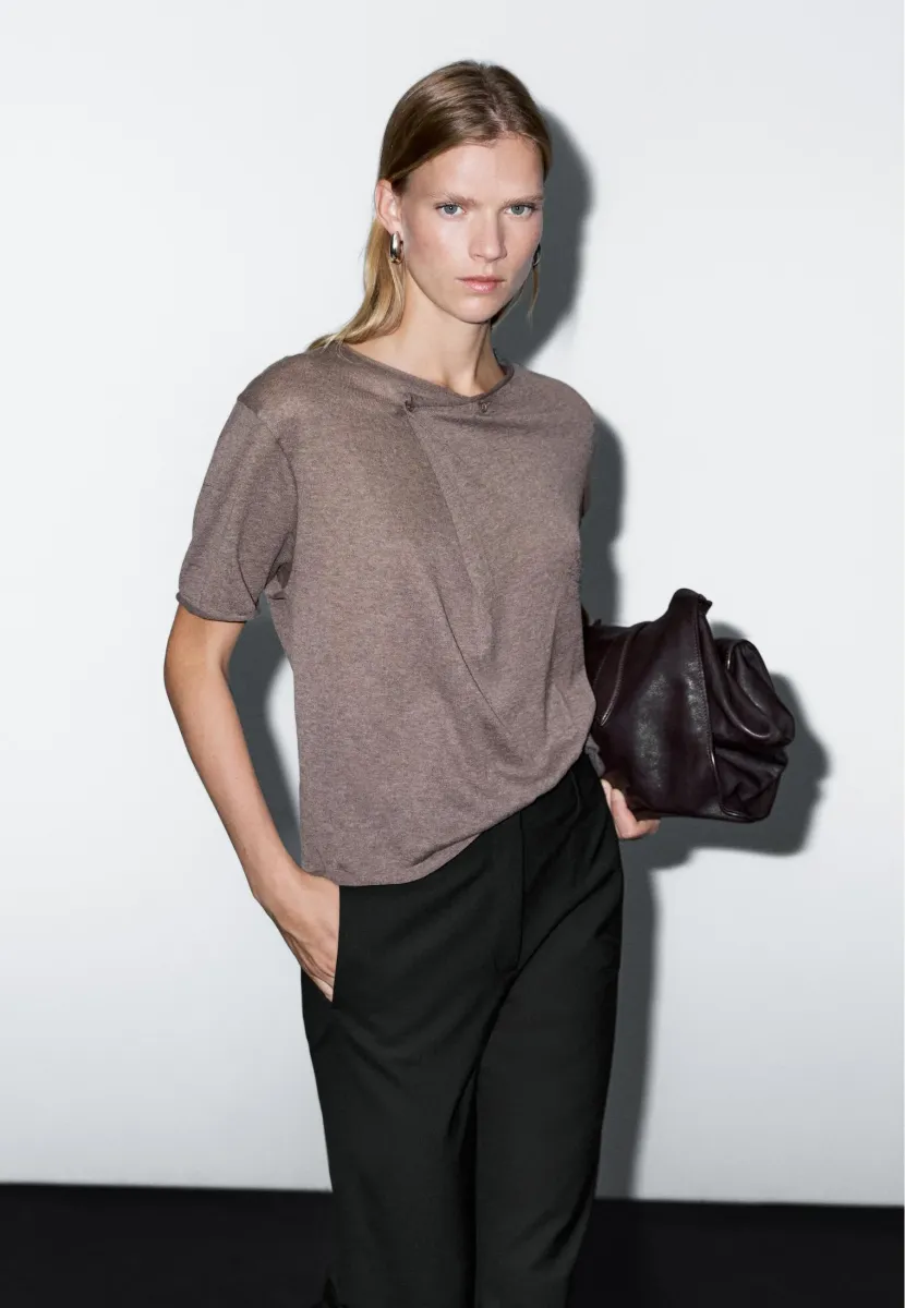 SHORT SLEEVE WITH ASYMMETRIC FASTENING - T-Shirt basic - brown