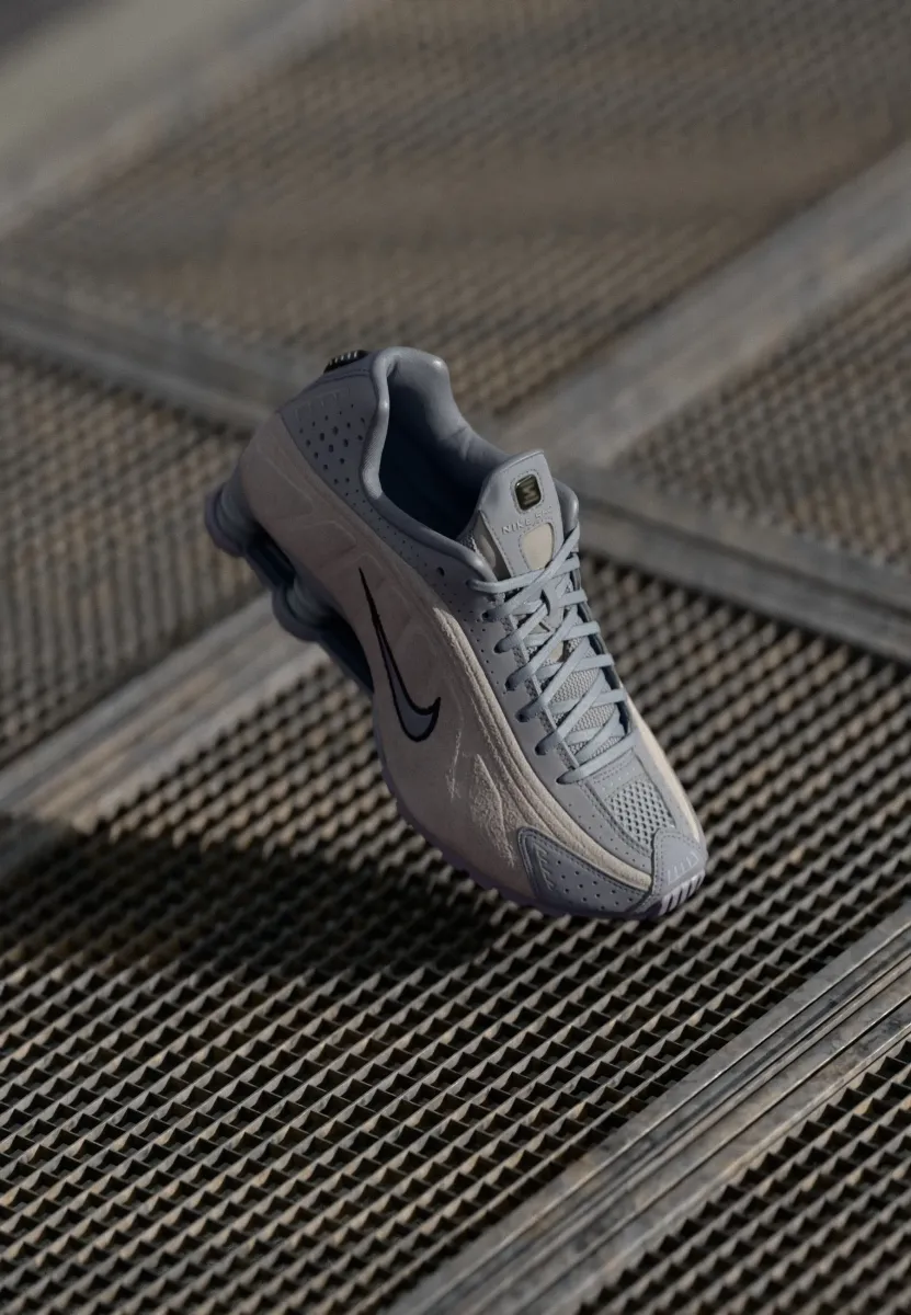 SHOX R4 SE 2 - Sneaker low - cement grey/black/college grey/metallic silver
