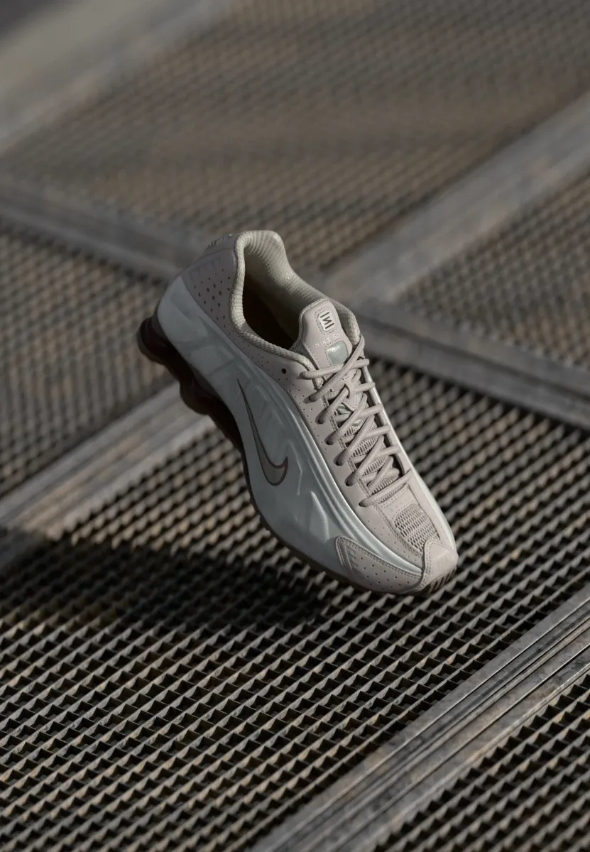SHOX R4 UNISEX - Sneaker low - cave stone/college grey/baroque brown/metallic silver