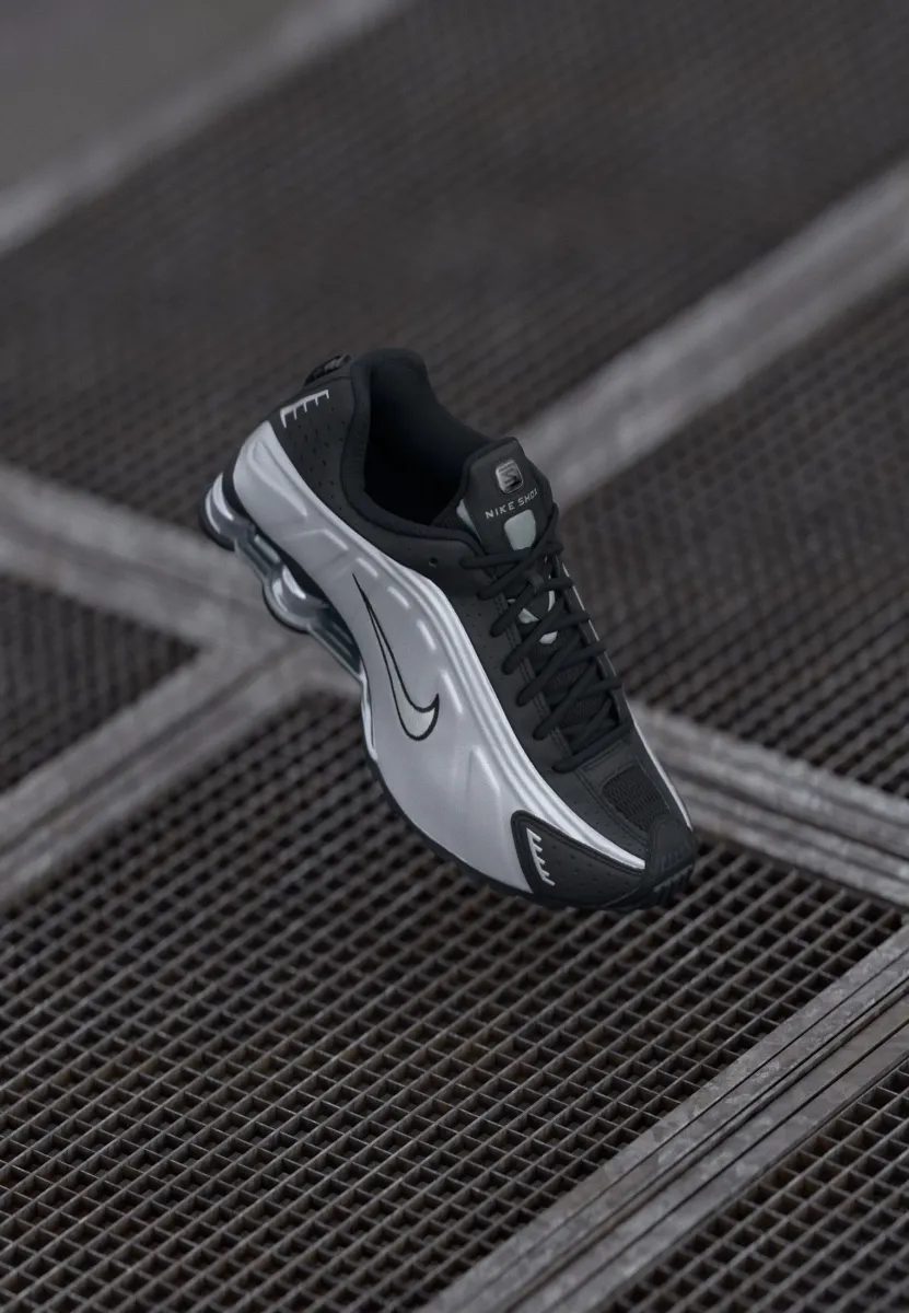 SHOX R4 UNISEX - Sneaker low - metallic silver-coloured/black/flat silver-coloured