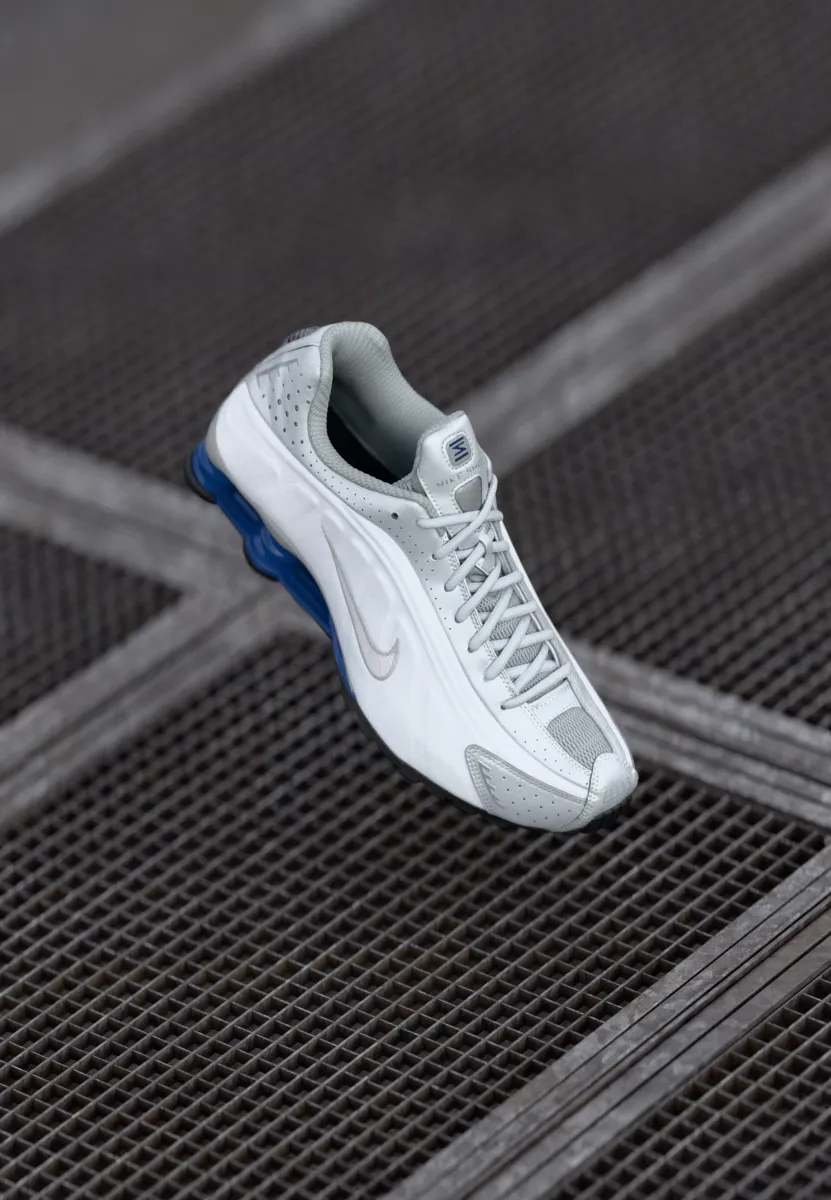 SHOX R4 UNISEX - Sneaker low - white/metallic silver-coloured/deep royal blue/black