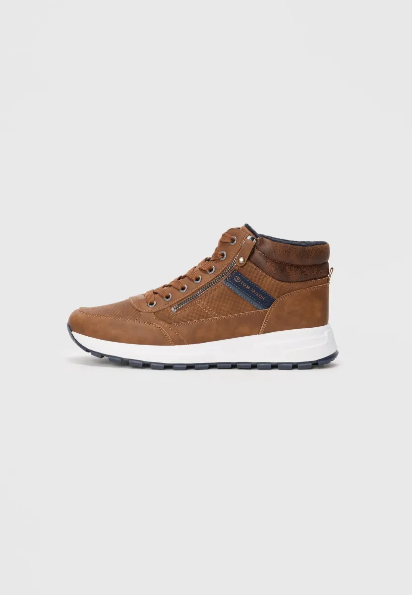 Sneaker high - nuts