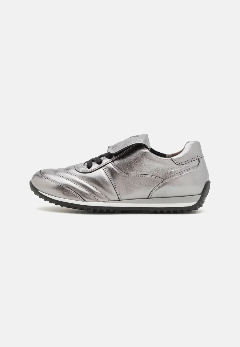 Sneaker low - metallic clay