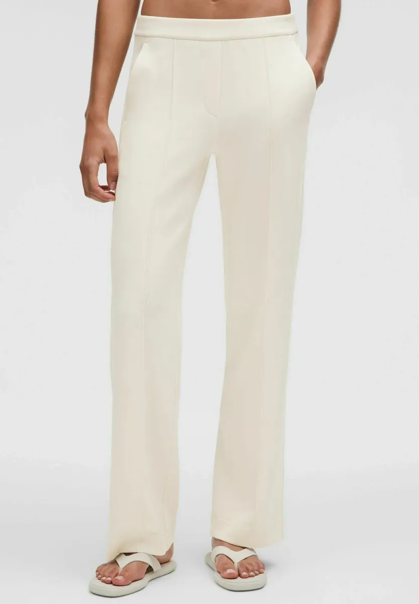 SOFTSTREME™ PINTUCK MID-RISE PANT REG - Stoffhose - Light Ivory