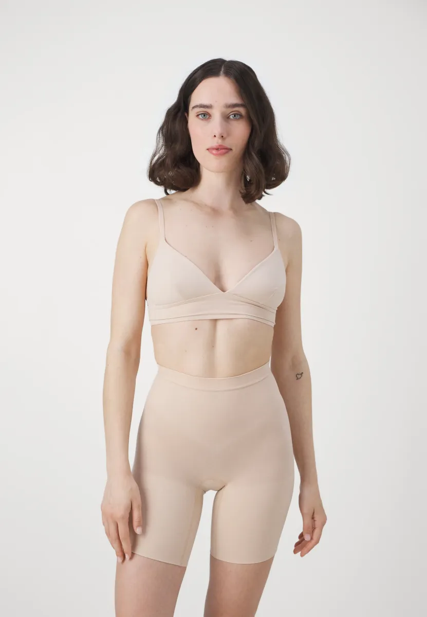 SPANXSCULPT™ SEAMLESS POWER MID-THIGH SHORT - Panties - soft nude