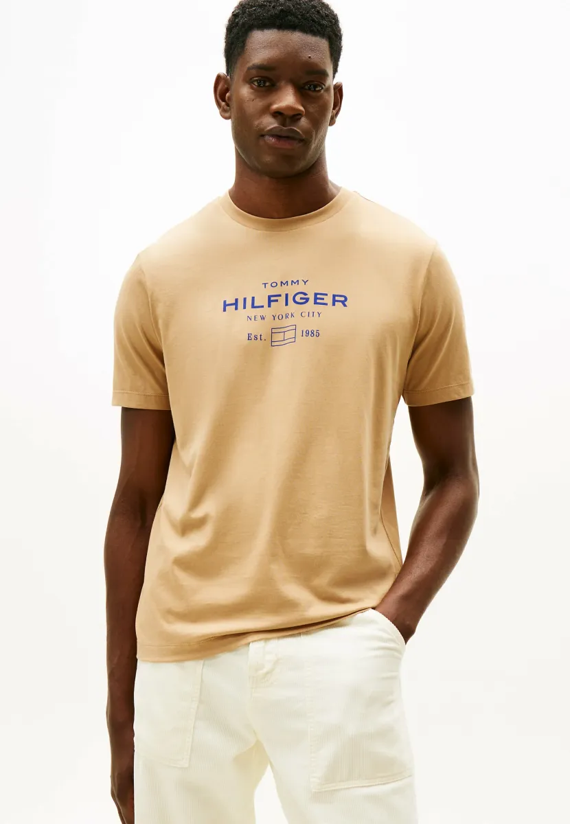 STACK GRAPHIC TEE - T-Shirt print - timeless camel