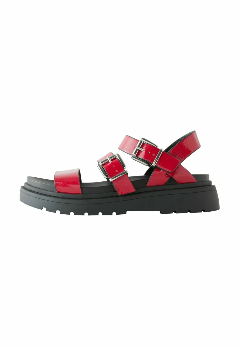 STANDARD WIDE FIT - CHUNKY BUCKLED - Plateausandalette - red patent