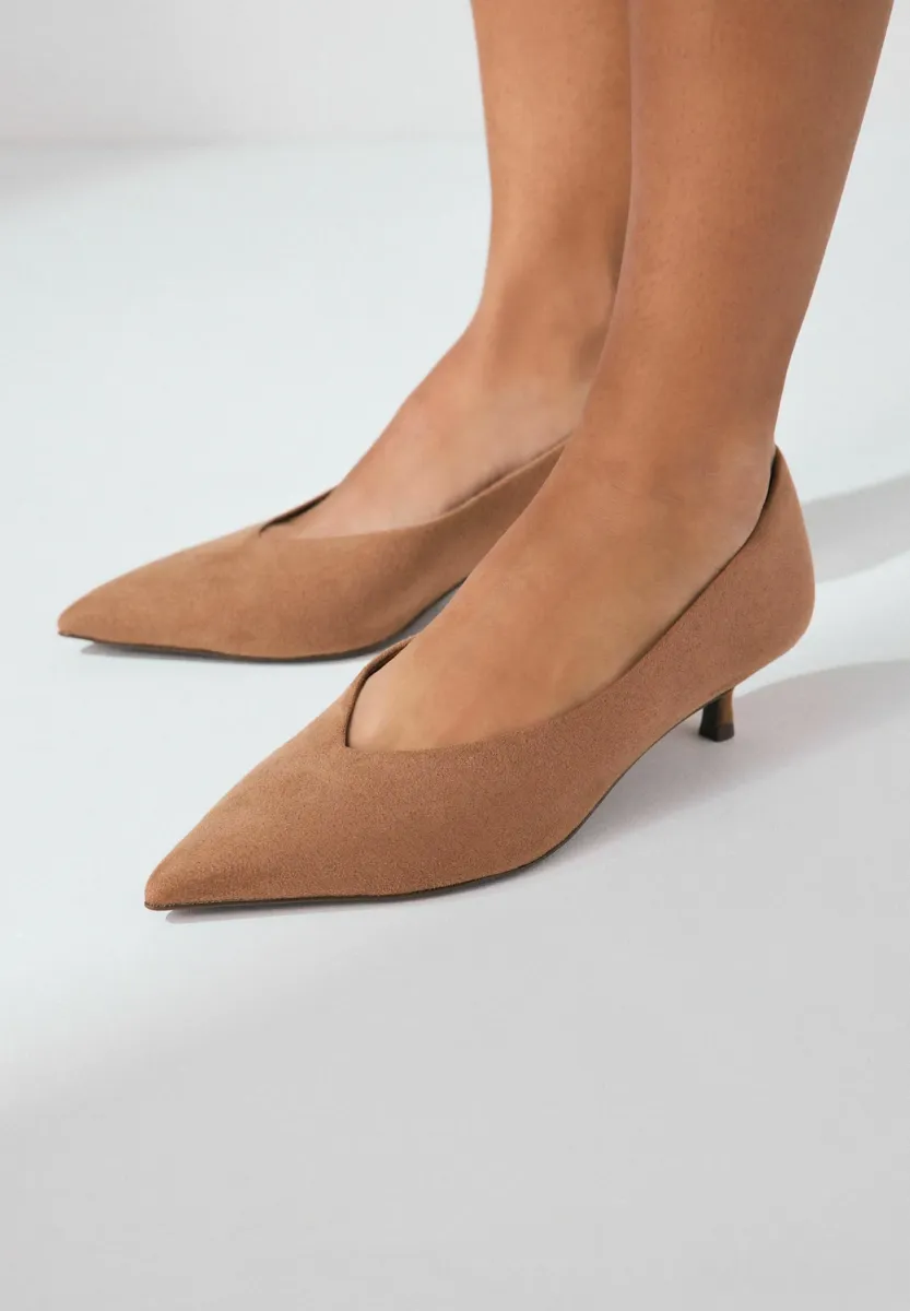 STANDARD WIDE FIT - FOREVER COMFORT POINT TOE LOW KITTEN - Pumps - camel