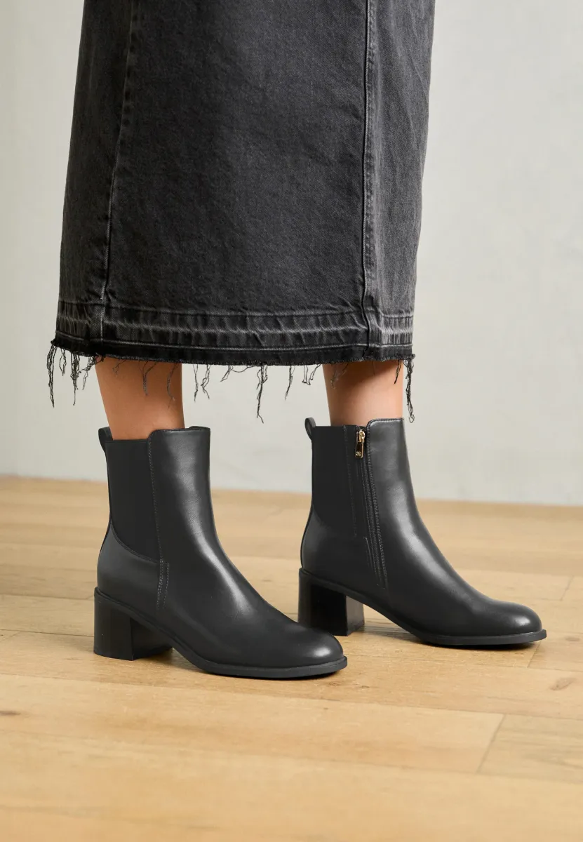 Stiefelette - black