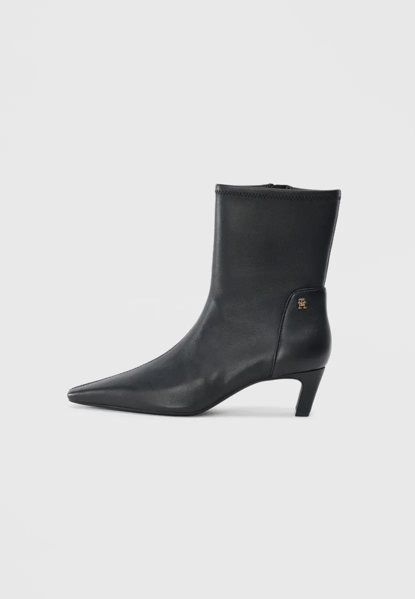 Stiefelette - black