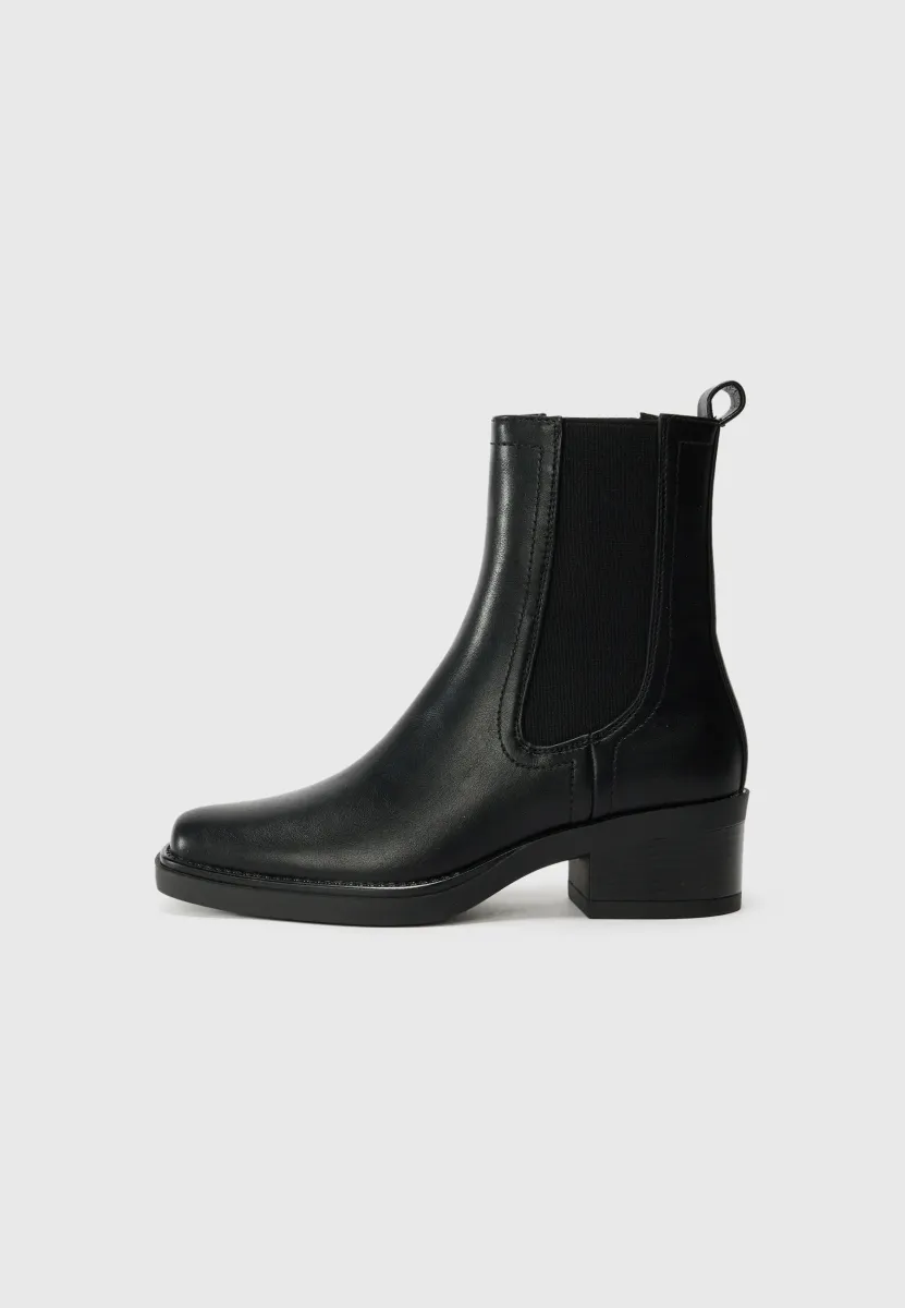 Stiefelette - black