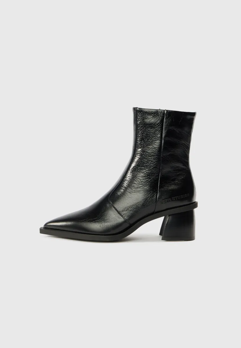 Stiefelette - black