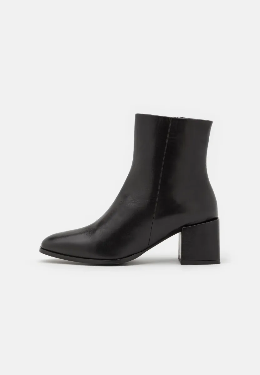 Stiefelette - black