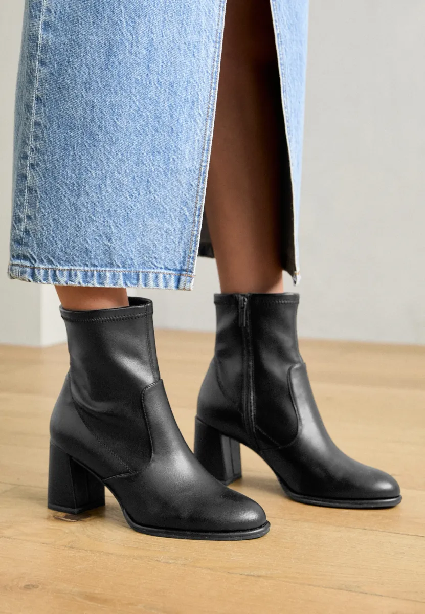 Stiefelette - black