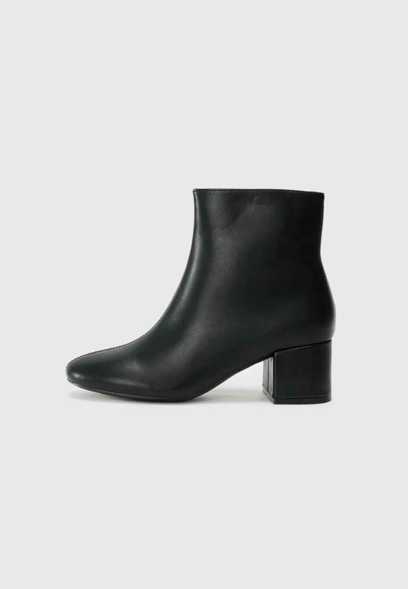 Stiefelette - black