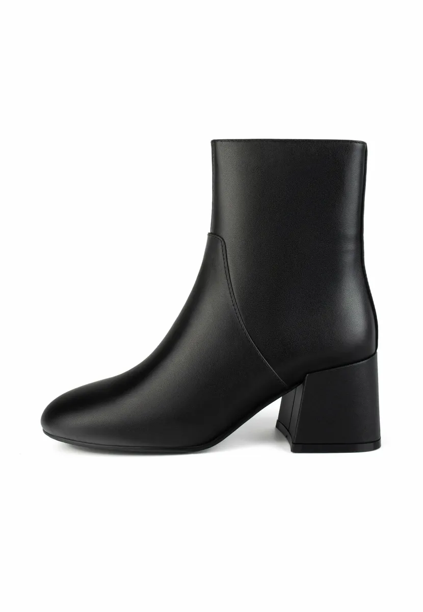 Stiefelette - black