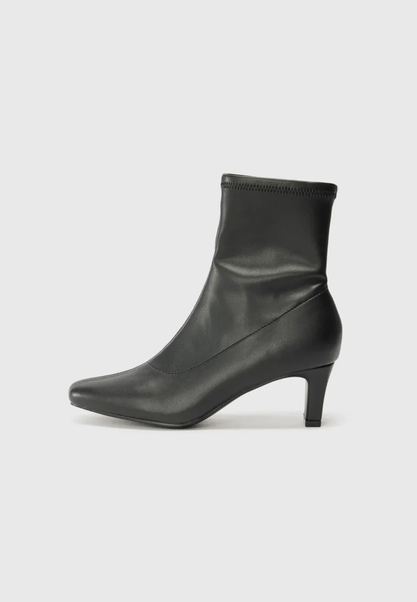 Stiefelette - black