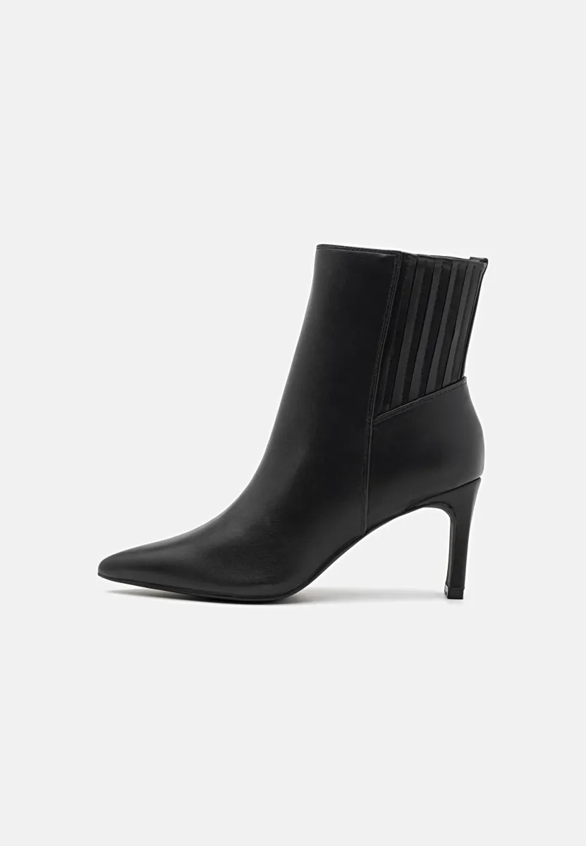 Stiefelette - black