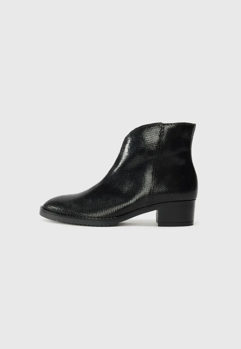 Stiefelette - black