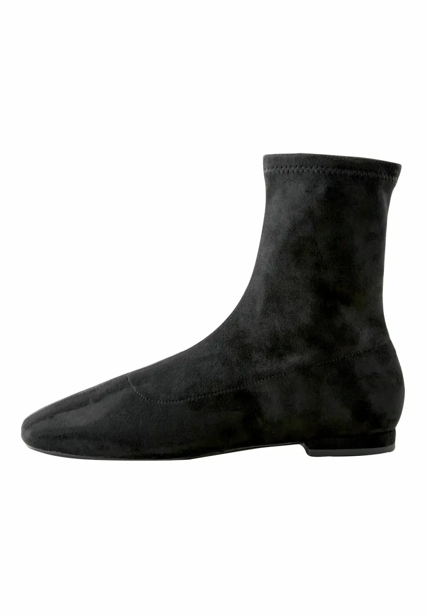 Stiefelette - black