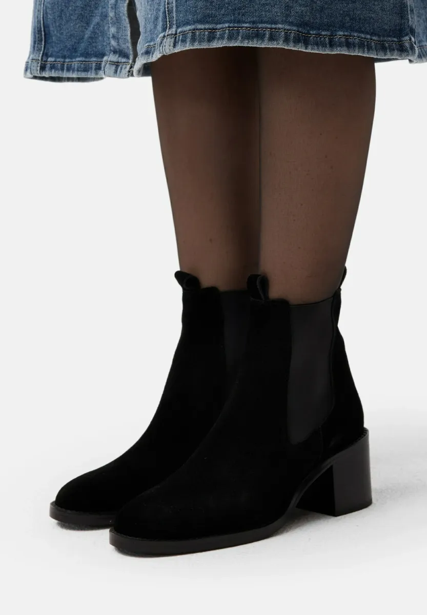 Stiefelette - black