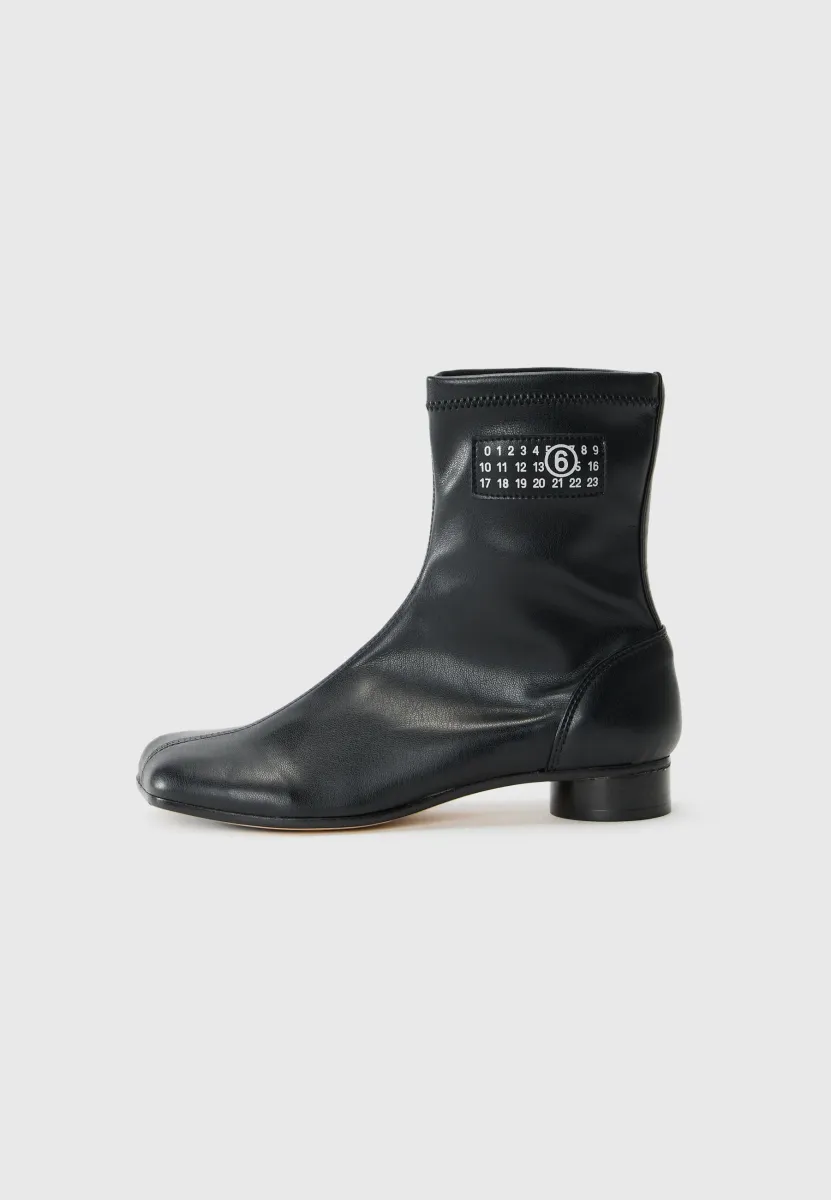Stiefelette - black