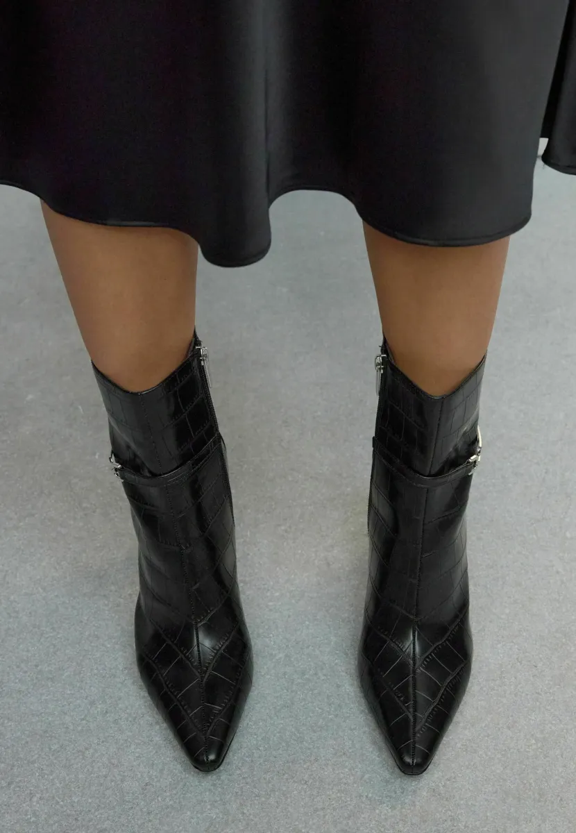 Stiefelette - new black croc embossed