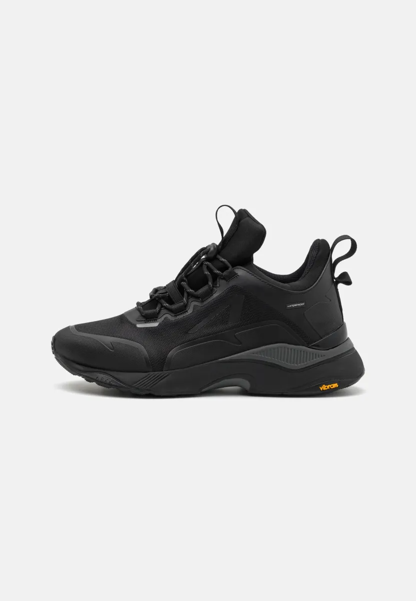 STORMRYDR UNISEX - Sneaker low - black