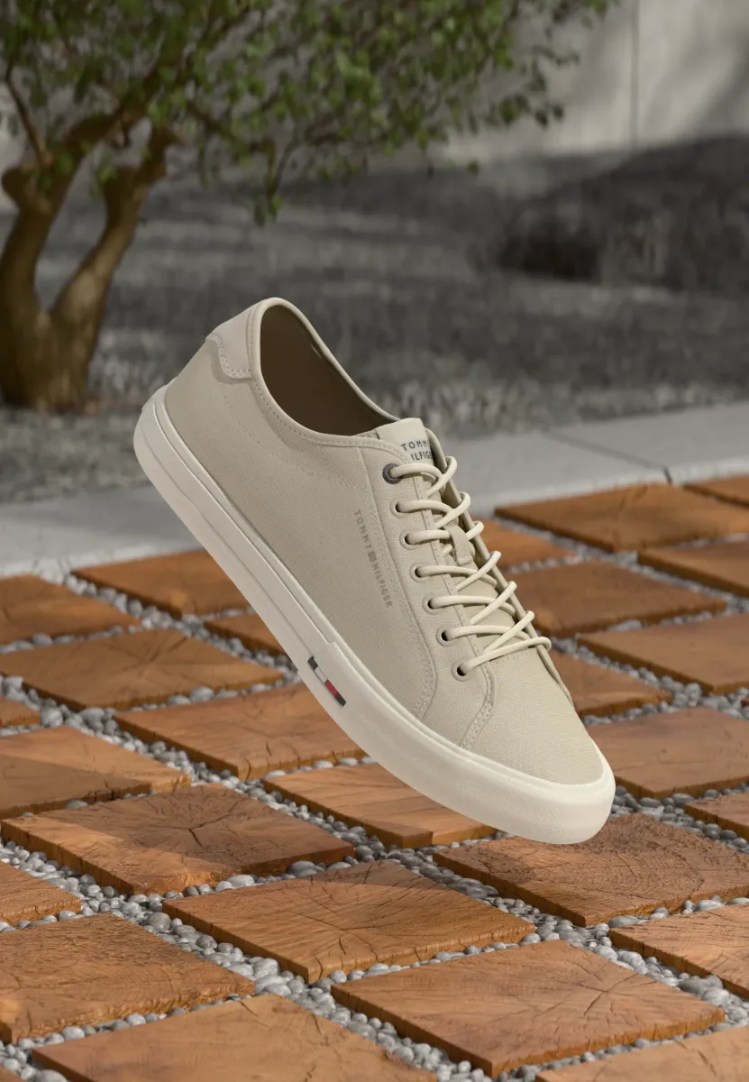 STREET - Sneaker low - newsprint
