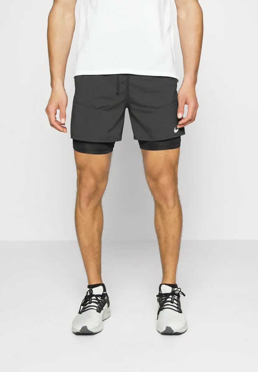 STRIDE - Kurze Sporthose - black/reflective silver