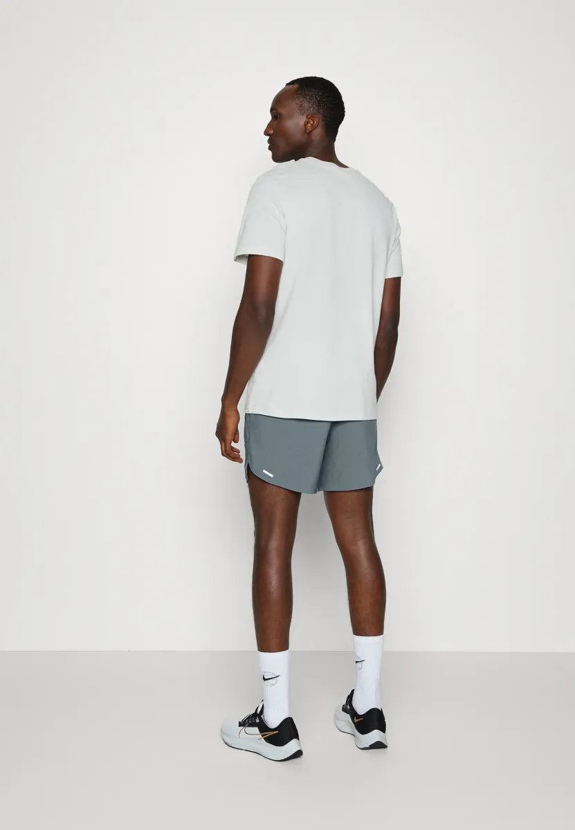 STRIDE - Kurze Sporthose - smoke grey/black/reflective silver