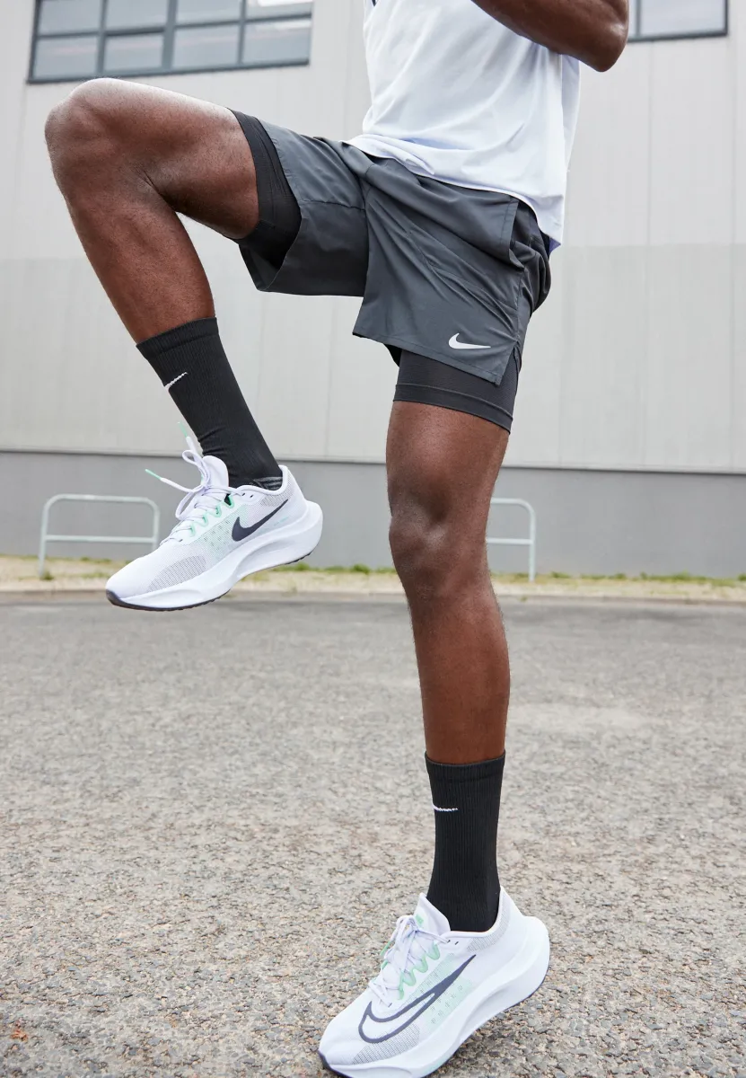 STRIDE SHORT - Kurze Sporthose - black